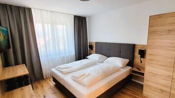 5 Schlafzimmer, Schreibtisch, Bügeleisen/Bügelbrett, Reisekinderbett