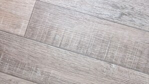 Primer plano de un suelo de madera con diseño espiga.