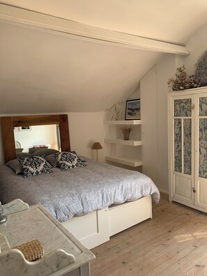 2 bedrooms, iron/ironing board, travel cot, free WiFi