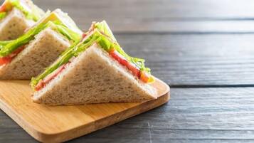 Un sándwich sobre una tabla de madera.