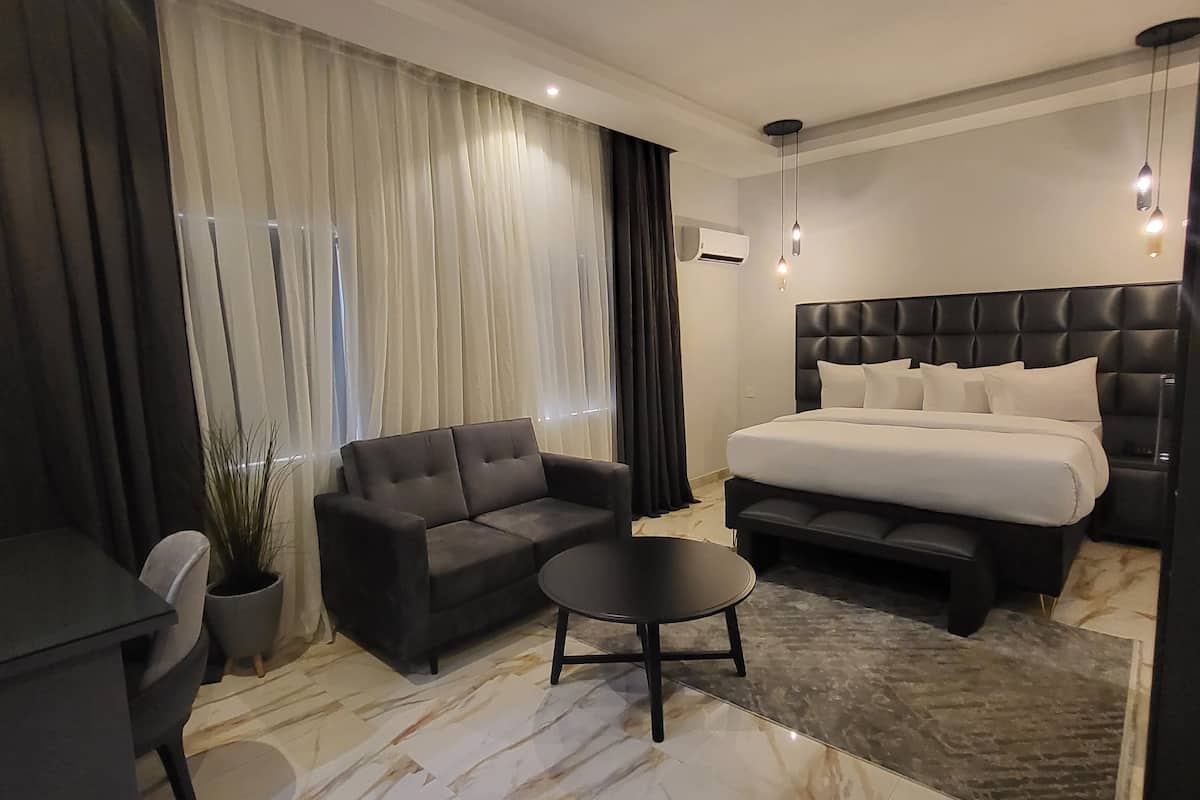 Premium bedding, down duvets, Tempur-Pedic beds, in-room safe