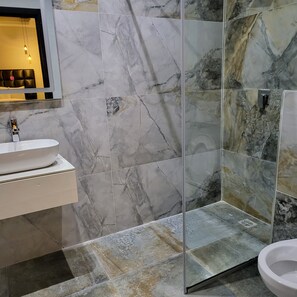 Dusche, kostenlose Toilettenartikel, Handtücher, Seife