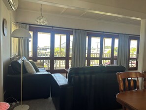 TV - The Beach House - Paihia Holiday Home (Paihia)