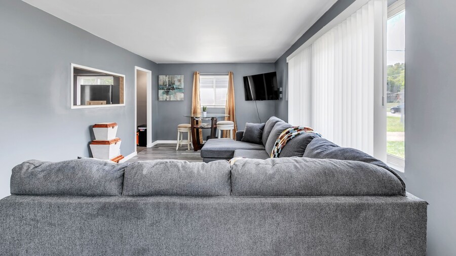 Cozy Retreat In Cincinnati 3 Bedroom Home by RedAwning