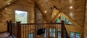 Bear Tracks Lodge 4 Bedroom Cabin by RedAwning