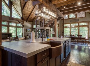 House, 4 Bedrooms | Private kitchen