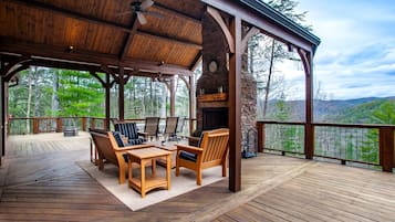 House, 4 Bedrooms | Terrace/patio