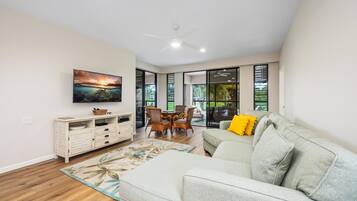 Condo, 2 phòng ngủ | Khu phòng khách | Smart TV