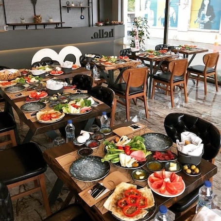 Desayuno completo incluido todos los días . Bloom Suite