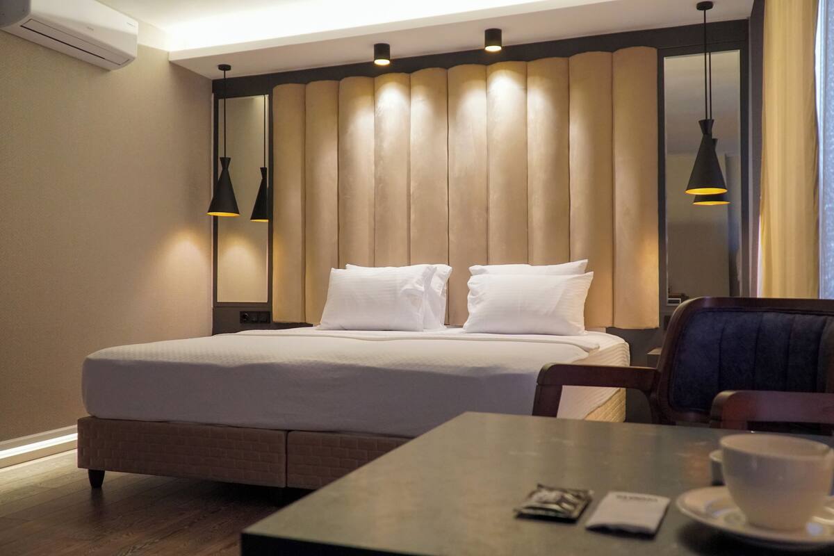 Superior Double Room | Peralatan tempat tidur hipoalergenik, busa memori 