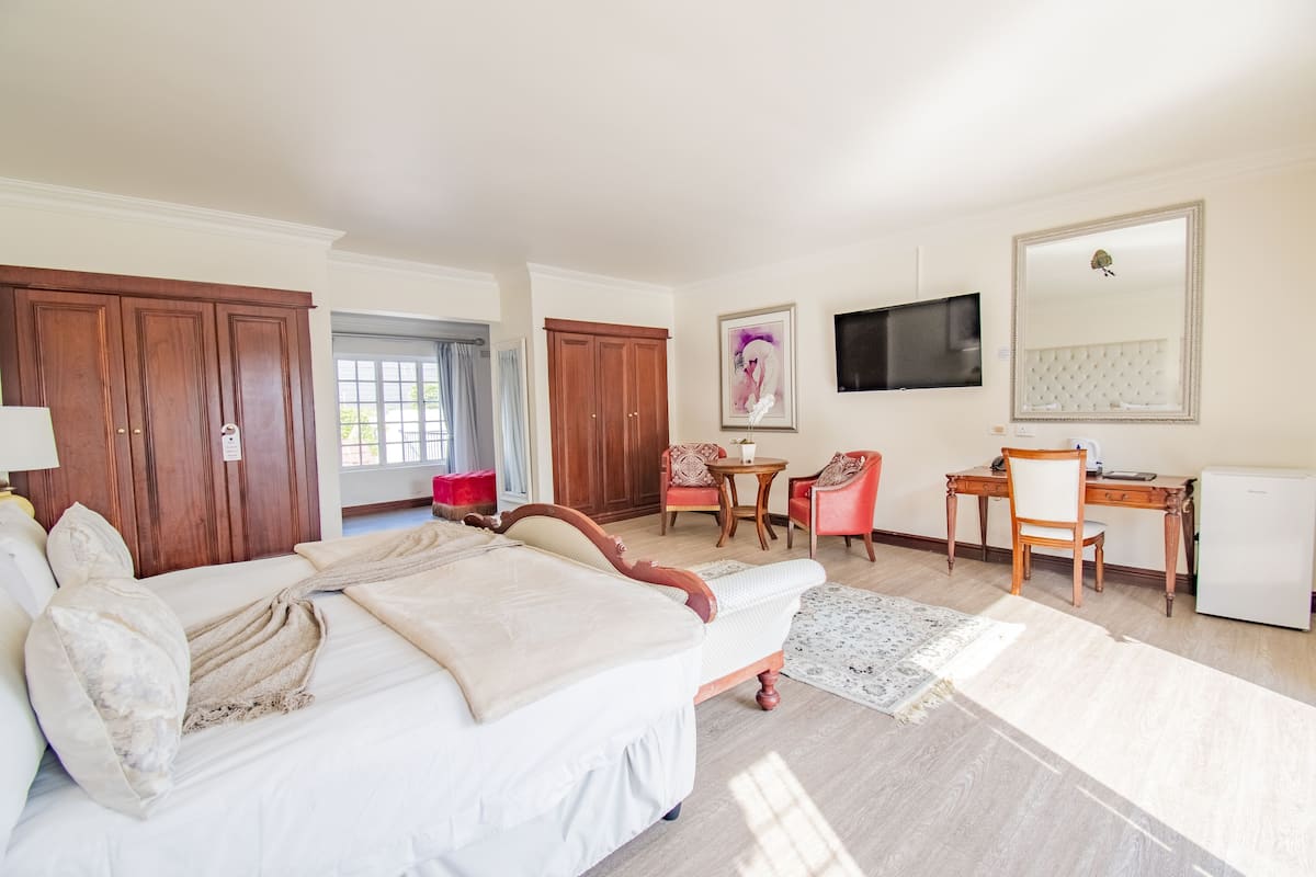 Honeymoon-Doppel- oder -Zweibettzimmer | Individuell dekoriert, Schreibtisch, Verdunkelungsvorhänge