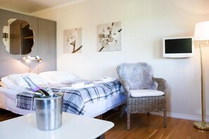 Standard Triple Room | Down comforters, free WiFi, bed sheets - FjordSlottet Hotell (Osteroy)