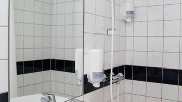 Douche, sĂšche-cheveux, serviettes fournies