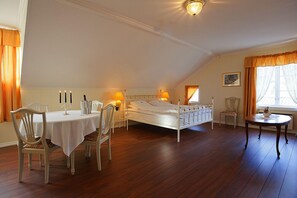 Suite, 1 queensize-seng | Dundyner, wi-fi (inkludert) og sengetøy