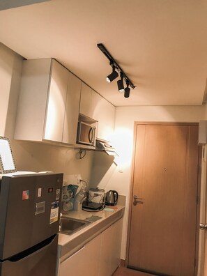 Fridge, microwave, electric kettle, cookware/dishes/utensils