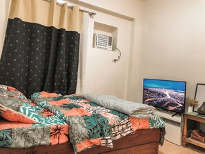 1 bedroom, WiFi, bed sheets - Comfy Queen bed + Pull-out, Netflix, Mall Nearby (Quezon City)