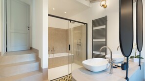 Bathtub, hair dryer, bidet, towels - Villa il Pozzo 14, Emma Villas (Pomarance)