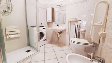 Basic Apartment | Bathroom | Shower, free toiletries, hair dryer, bidet