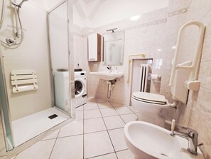 Eenvoudig appartement | Badkamer | Een douche, gratis toiletartikelen, een haardroger, een bidet