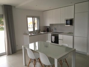 Fridge, oven, stovetop, dishwasher