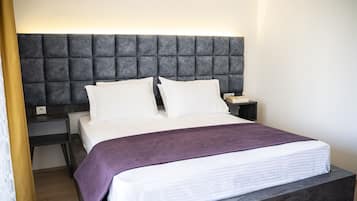 Habitación doble Deluxe | Ropa de cama de alta calidad, edredón, minibar y escritorio