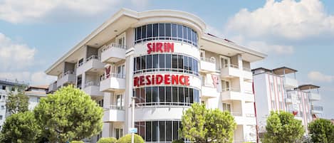 Vista frontal de la propiedad