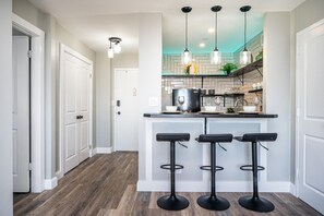 Appartement | Privékeuken | Een koelkast met diepvriezer, een oven, een kookplaat, een vaatwasser
