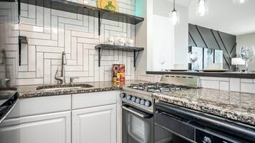 Condo | Bếp riêng | Tủ lạnh, lò nướng, bếp nấu, máy rửa bát