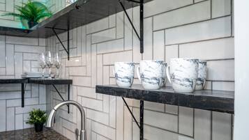 Condo | Bếp riêng | Tủ lạnh, lò nướng, bếp nấu, máy rửa bát