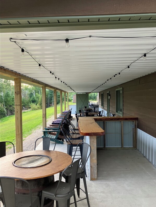 Outdoor dining - Moose Cabin - Lakeside Cabin! Come check us out any season (New Limerick)
