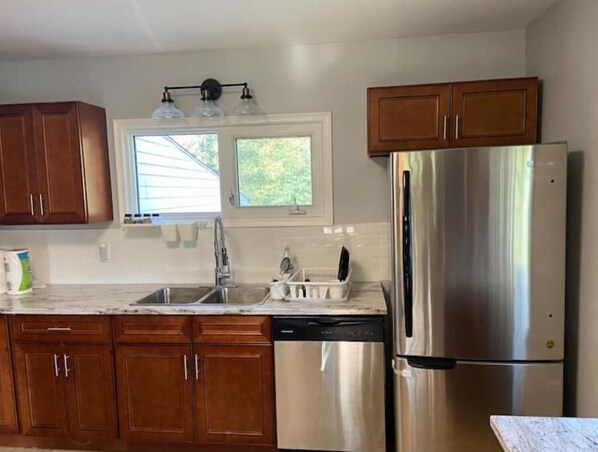 Four à micro-ondes, un four, surface de cuisson