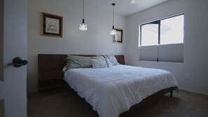 3 slaapkamers, een strijkplank/strijkijzer, wifi, beddengoed