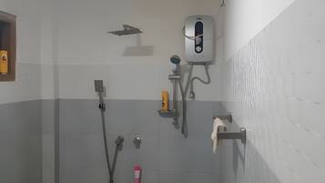 Chuveiro, sabonete, papel higiênico