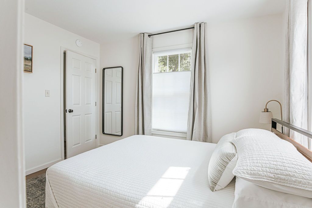 1 quarto, ferros/tábuas de passar roupa, berço de viagem
