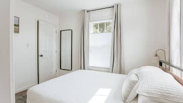 1 quarto, ferros/tábuas de passar roupa, berço de viagem