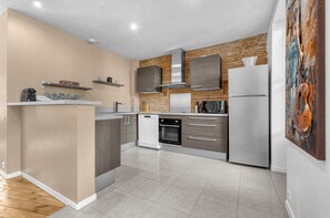 Frigorífico, microondas, horno y lavavajillas