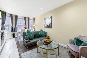 Living area - Surrey quays 
2 Bed Flat Zone 2 Surrey Quays Free Parking (London)