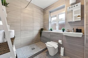 Secadora de cabello, toallas, jabón, papel de baño