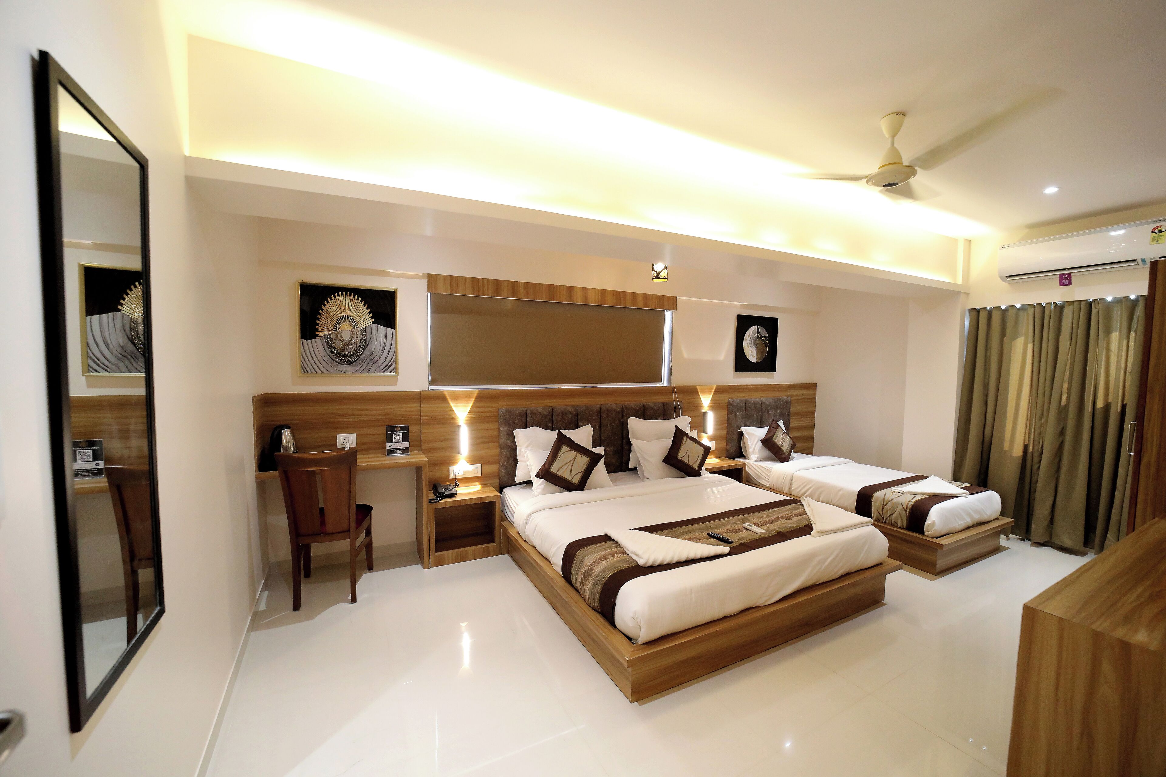 Executive driepersoonskamer | Luxe beddengoed, bedden met traagschuimmatrassen, een kluis op de kamer