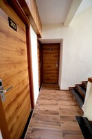 Habitación Deluxe doble | Zona de estar | Televisión LED de 32 pulgadas con canales por cable