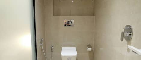 Une salle de bain moderne équipée d’une douche, de toilettes et d’un lavabo.