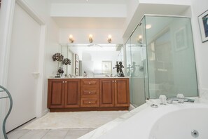 Douche, séchoir à cheveux, serviettes fournies, savon