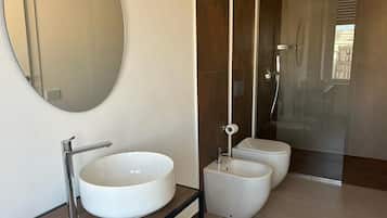 Habitación Deluxe doble | Baño | Ducha, secador de pelo, bidé y toallas