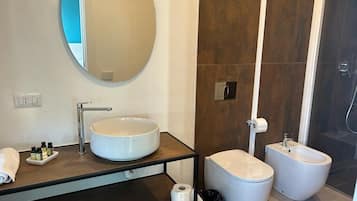 Douche, sĂšche-cheveux, bidet, serviettes fournies