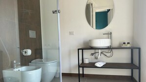 Phòng Superior | Phòng tắm | Buồng tắm vòi sen, máy sấy tóc, chậu vệ sinh/vòi rửa, khăn tắm 