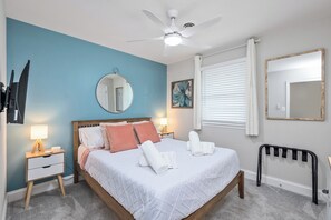 3 Schlafzimmer, Schreibtisch, Bügeleisen/Bügelbrett, Reisekinderbett