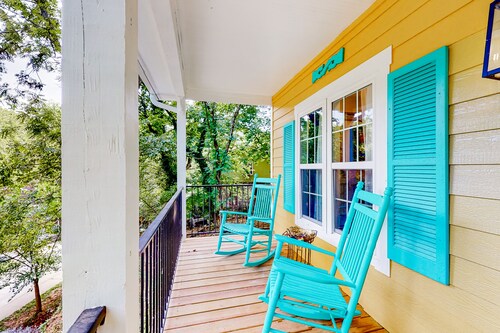 New Orleans-themed getaway with a full kitchen, washer/dryer, & AC