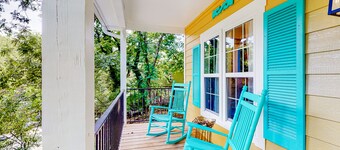 New Orleans-themed getaway with a full kitchen, washer/dryer, & AC
