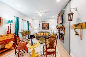 Interior - New Orleans-themed getaway with a full kitchen, washer/dryer, & AC (Eureka Springs)