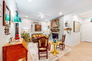 Interior - New Orleans-themed getaway with a full kitchen, washer/dryer, & AC (Eureka Springs)